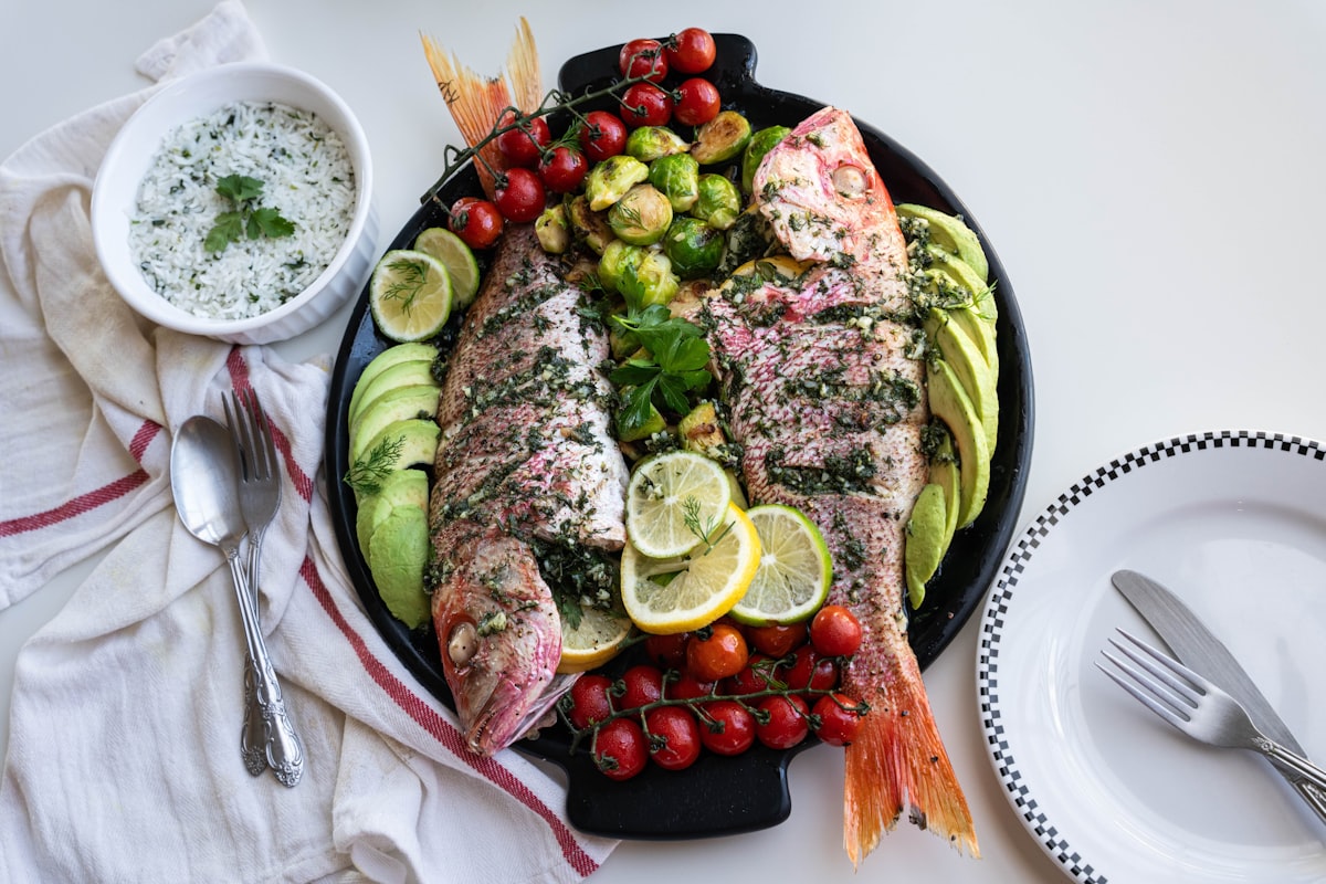 Fresh raw salad with mixed greens, tomatoes, cucumbers, and colourful vegetables on a plate